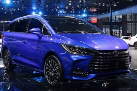 “Xế Tầu” BYD Song 7 nhái Toyota Innova như xịn