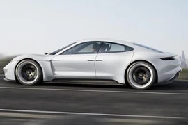 Vẻ đẹp “không tì vết” của xe điện Porsche Mission E
