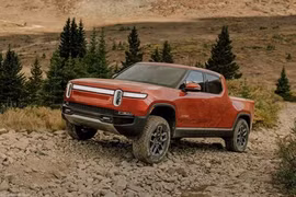 Bán tải điện Rivian R1T sửa, phí đắt gần bằng mua xe mới