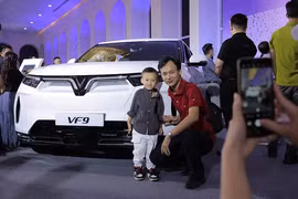 Khách hàng phía Nam lần đầu "sờ tận tay" VinFast VF9 chạy điện