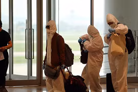 Sân bay Nội bài ngày cao điểm, nghìn người hồi hương cách ly