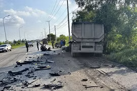 Va chạm xe đầu kéo, ô tô 7 chỗ lao xuống ruộng, tài xế tử vong