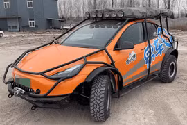 Dân chơi Trung Quốc độ Tesla Model Y off-road, sẵn sàng vượt sa mạc