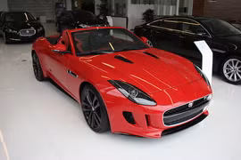 Soi “báo đỏ mui trần” Jaguar F-Type R Convertible tại Hà Nội