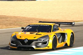 Siêu xe đua Renault R.S 01 “diễu võ” trên đường đua