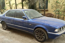 Xế sang BMW 730i phủ bụi, “bỏ xó” ở vỉa hè Hà Nội