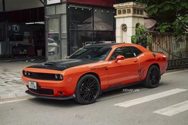 Mục sở thị Dodge Challenger GT màu cam “hàng hiếm” tại Hà Nội