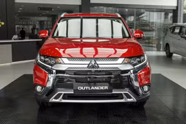 Mitsubishi Outlander đang "xả hàng" giảm tới gần 100 triệu đồng