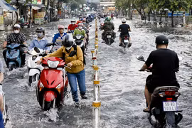 Sau cơn mưa chiều, nhiều tuyến phố ở TP HCM ngập nặng 