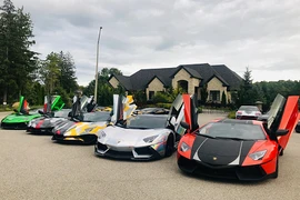 Dân chơi Việt cưỡi siêu xe từ Mỹ qua Canada 