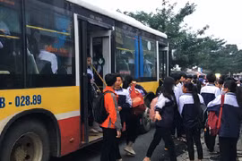 Xe buýt 60 chỗ chở gần 120 học sinh, CSGT cũng bất ngờ 