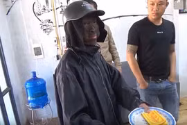 Sự thật clip “tóm gọn” nhóm người mặt đen, cầm đầu gà xúc xích đi xin tiền: Người đàn ông thừa nhận dàn dựng để câu view