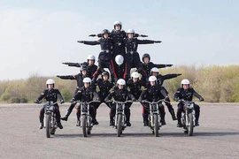 Xem đội biểu diễn Hoàng gia Anh “làm xiếc” trên môtô PKL