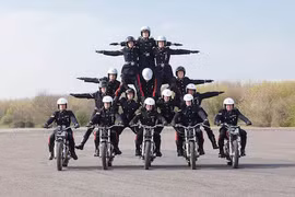 Xem đội biểu diễn Hoàng gia Anh “làm xiếc” trên môtô PKL