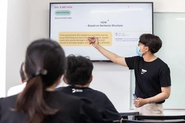 Chàng trai 9x chuyên toán dạy tiếng Anh bằng cách mới lạ 'bắt trend' giới trẻ