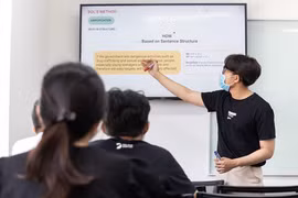 Chàng trai 9x chuyên toán dạy tiếng Anh bằng cách mới lạ 'bắt trend' giới trẻ