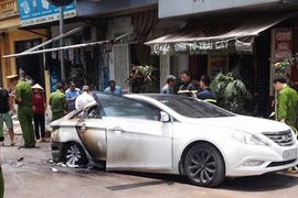 Xế hộp Hyundai Sonata cháy bùng bùng trên phố Hà Nội