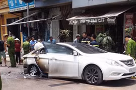 Xế hộp Hyundai Sonata cháy bùng bùng trên phố Hà Nội