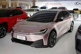 Toyota bZ5 chạy điện lộ hàng trên phố