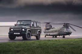 Land Rover Defender đặc biệt phong cách máy bay Không quân Hoàng gia Anh