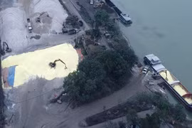 Nghìn tấn lưu huỳnh lộ thiên ven sông Lô, sao tàu thủng mãi thế?