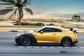 Dân chơi Bahrain “độ hết bài” Nissan GT-R vàng carbon
