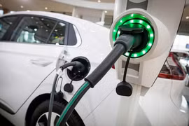 Đề xuất giảm giá điện cho người sử dụng xe ôtô điện