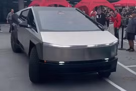 Bán tải Tesla Cybertruck lộ diện: nội thất tối giản, cổng sạc ở chắn bùn