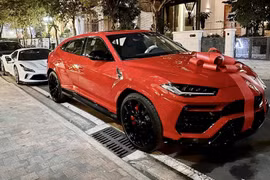 Dàn xe trăm tỷ của đại gia Lâm Đồng xếp đầy đường ở Sài Gòn