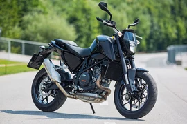 Nked bike KTM Duke 690 phiên bản 2016 có gì “hot“?
