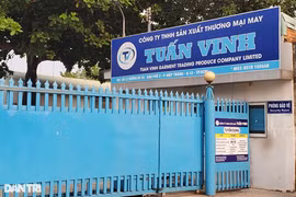 Công nhân đi đòi lương phát hiện Giám đốc bán hàng ở căng tin