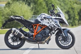 Môtô đường trường “siêu mạnh” KTM 1290 Super Duke GT