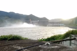 Hồ thủy điện Sơn La và Thác Bà đồng loạt xả lũ