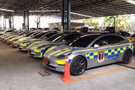 Dàn xe cảnh sát Tesla Model triệu đô tại Thái Lan