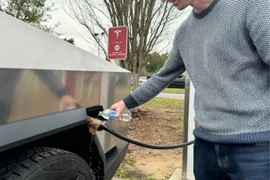 Mẹo quấn khăn ướt để sạc pin ô tô nhanh hơn