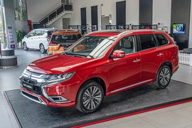 Mitsubishi Outlander đang giảm tới 126 triệu đồng, "đấu" Honda CR-V