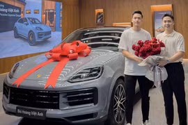Trung vệ Bùi Hoàng Việt Anh tậu Porsche Cayenne giá 5,8 tỷ 