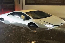 Siêu xe Lamborghini Huracan “chết chìm” trong biển nước