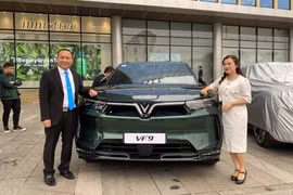 "Hàng nóng" VinFast VF9 chạy điện chính thức đến tay khách Việt