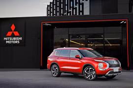 Mitsubishi Outlander PHEV 2023 chạy 61km không mất 1 giọt xăng