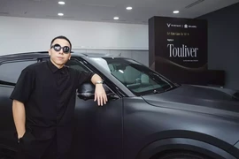 Hoàng Touliver tậu VinFast VF9 phong cách bóng đêm hơn 2 tỷ đồng