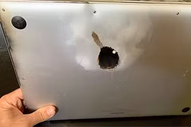 Mang theo MacBook Pro 15 inch, khách nước ngoài kẹt lại Việt Nam