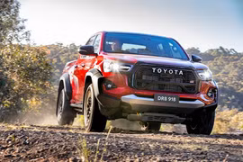Toyota Hilux GR Sport 2023 đã sẵn sàng “đấu” Ford Ranger Raptor