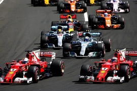 Nữ sinh Chu Văn An khóc nức nở trong lễ bế giảng cuối cùng