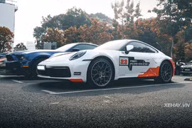 Chiếc Porsche 911 Carrera S nổi bần bật cạnh dàn siêu xe VietRally