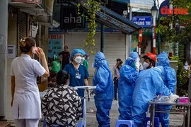 Hà Nội thêm 5 ca Covid-19 cộng đồng, có 1 nhân viên ngân hàng