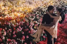 Chàng trai mua 50.000 bông hoa, đặt nhẫn Angela Baby cầu hôn bồ