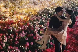 Chàng trai mua 50.000 bông hoa, đặt nhẫn Angela Baby cầu hôn bồ