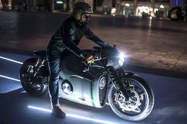 “Lác mắt” nhìn siêu môtô Lotus C-01 lần đầu lăn bánh 