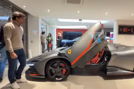 Carlos Sainz Jr nhận bàn giao siêu xe Ferrari Daytona SP3 triệu đô